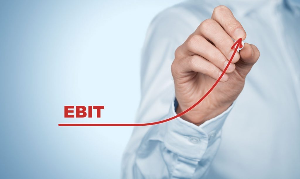 Primo piano della mano di un uomo d'affari che disegna un grafico con EBIT in crescita