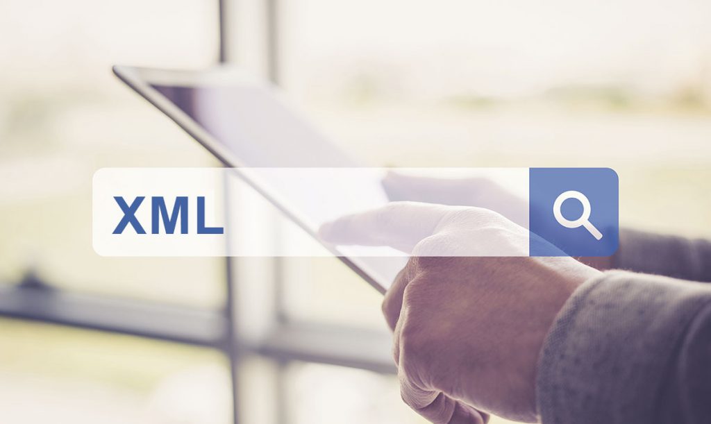 Mani di un uomo che utilizza un tablet e in primo piano la raffigurazione di una barra di ricerca con scritto XML