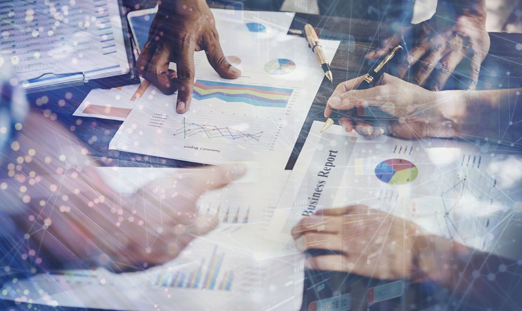 Primo piano di documenti su una scrivania in legno con sovrapposizione di un background digitale