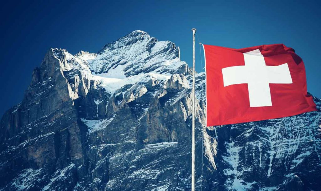 Bandiera della Svizzera con montagne sullo sfondo
