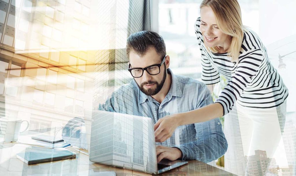 Doppia esposizione di una vista su paesaggio urbano e delle persone che lavorano in ufficio davanti al pc