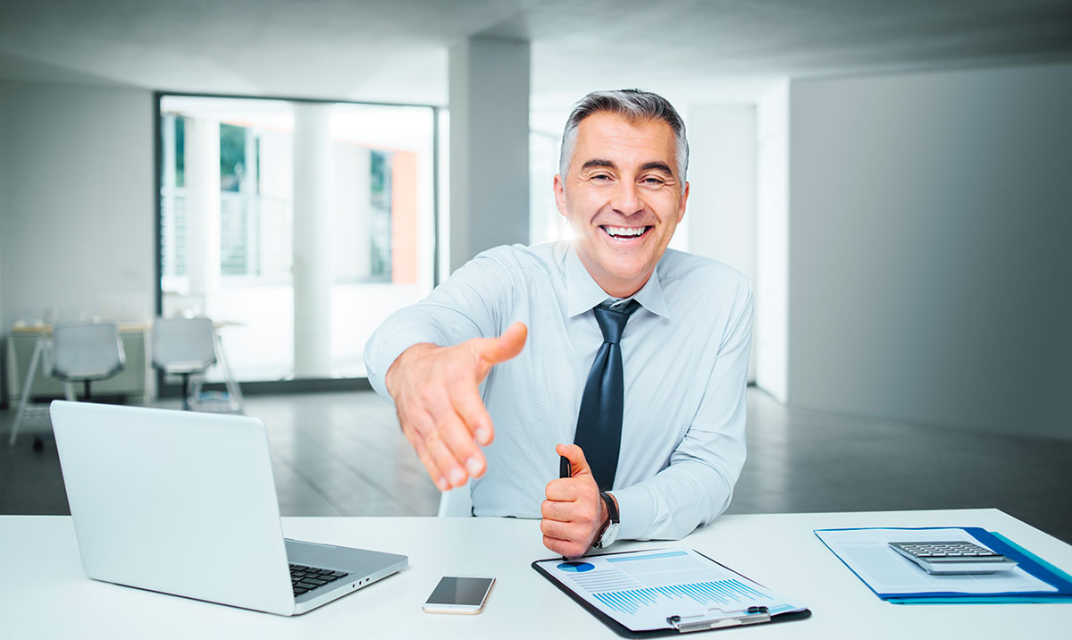 Pactum: software gestione mandato professionale | Alias Digital Uomo d'affari sorridente tende il braccio verso l'obiettivo per una stretta di mano
