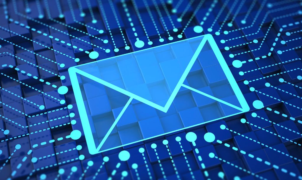 Background tecnologico astratto che rappresenta un concetto di digitale con al centro l'icona di una mail