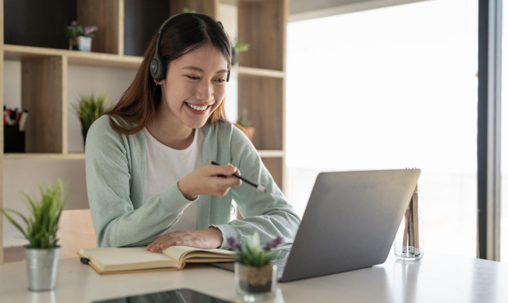 Giovane donna segue la formazione aziendale online