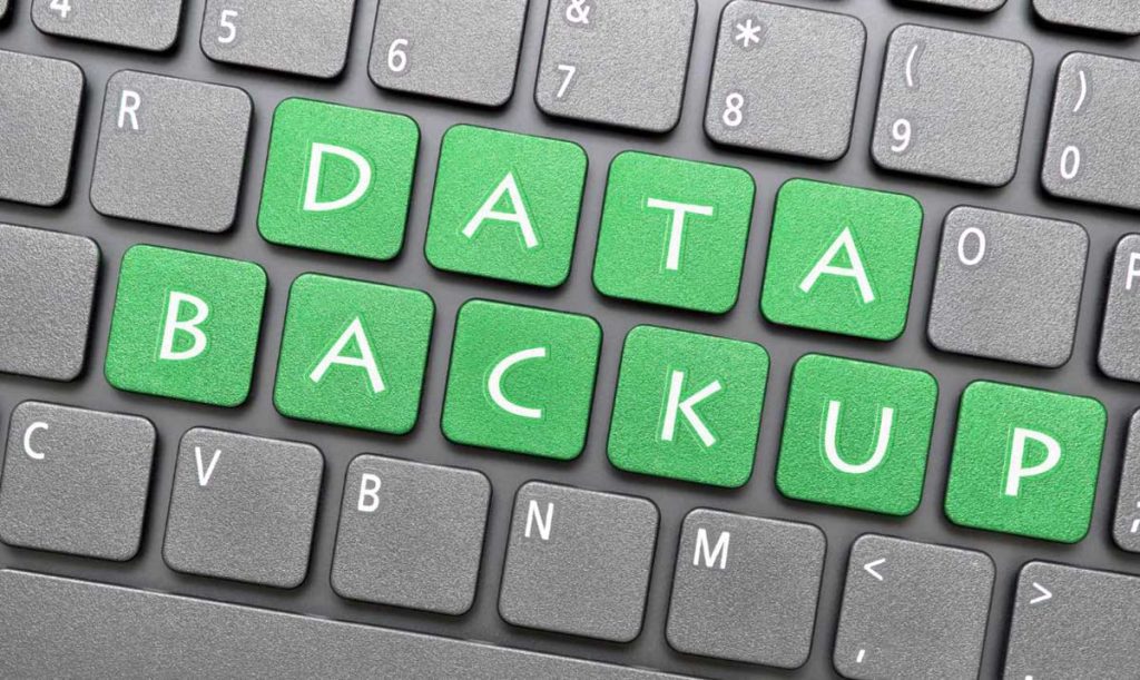 Tastiera di un pc con alcuni tasti evidenziati di verde che creano la scritta "data backup".