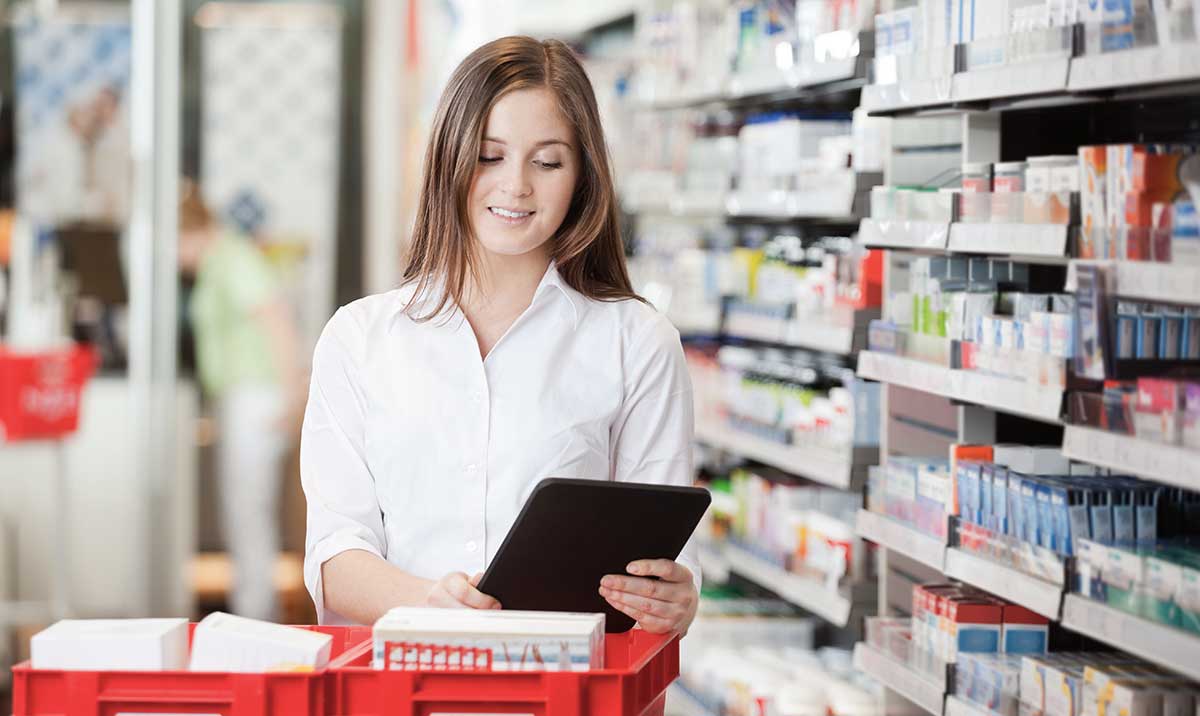 Donna consulta un tablet in farmacia per controllare l'ordine elettronico di sanità