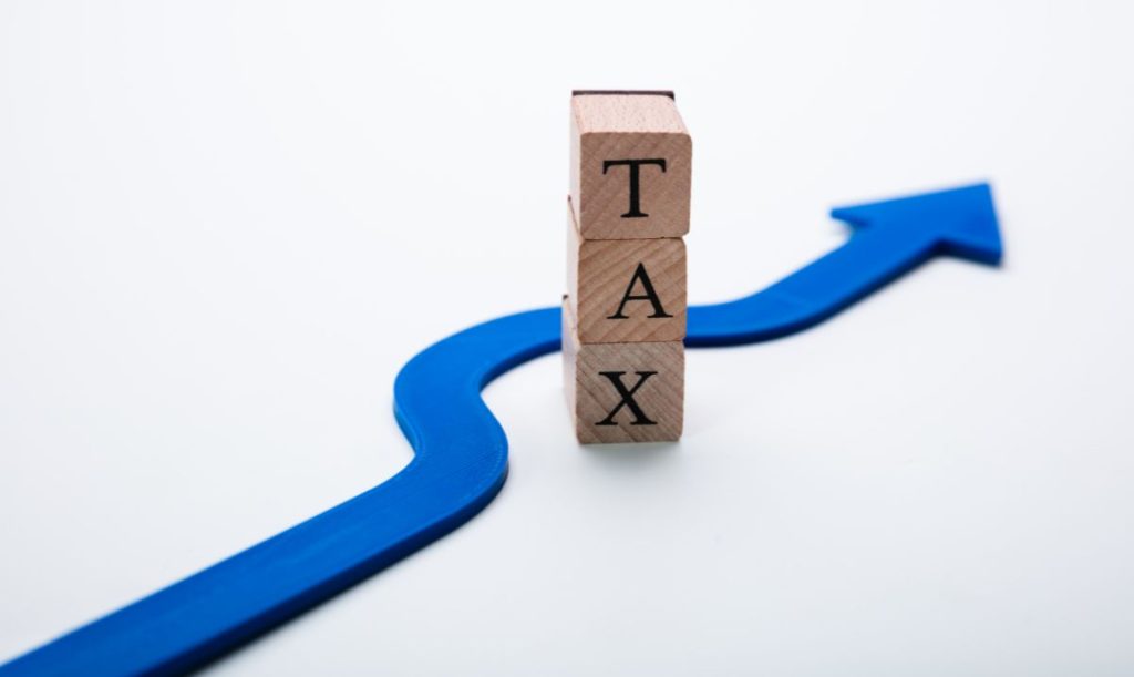 Lettere su cubi di legno impilati a compilare la parola Tax