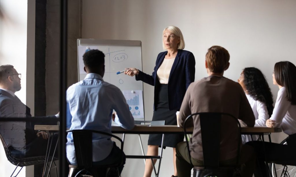 Gruppo di persone durante luna lezione di formazione aziendale.