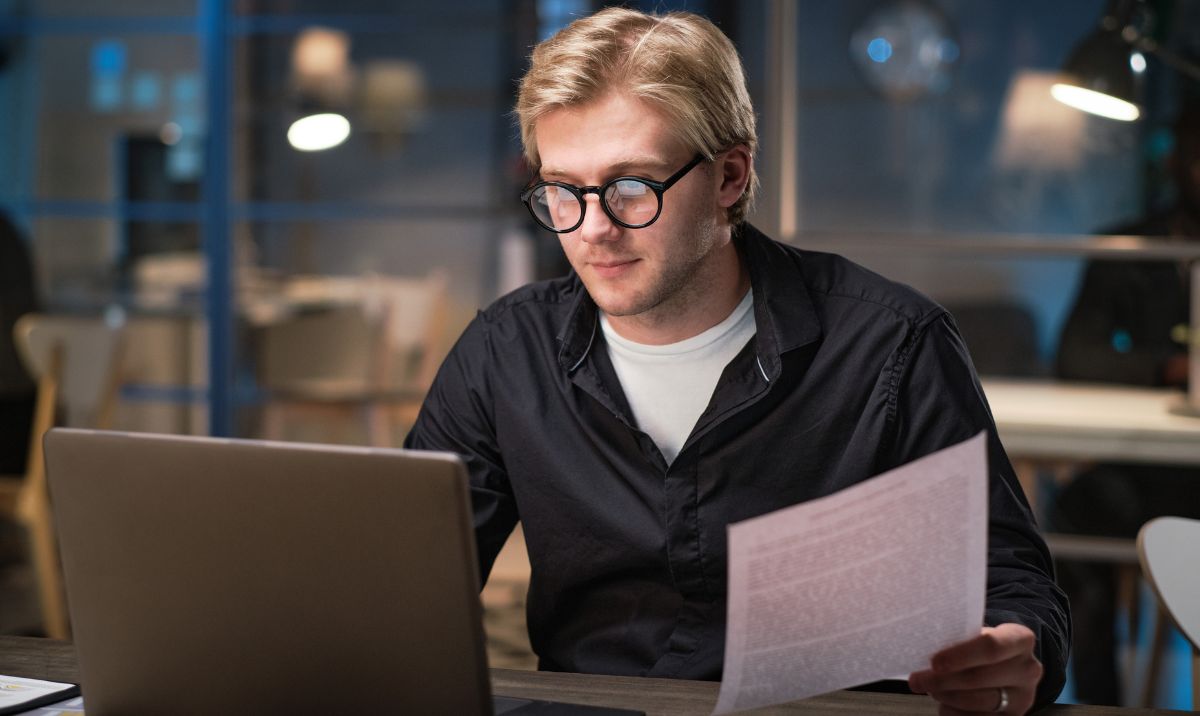 Uomo d'affari che lavora in ufficio sui contratti di lavoro