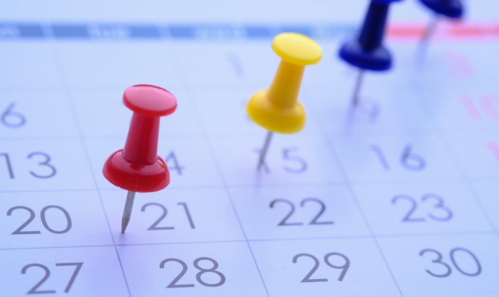puntine colorate su calendario per ricordare le scadenze dell'imposta di bollo