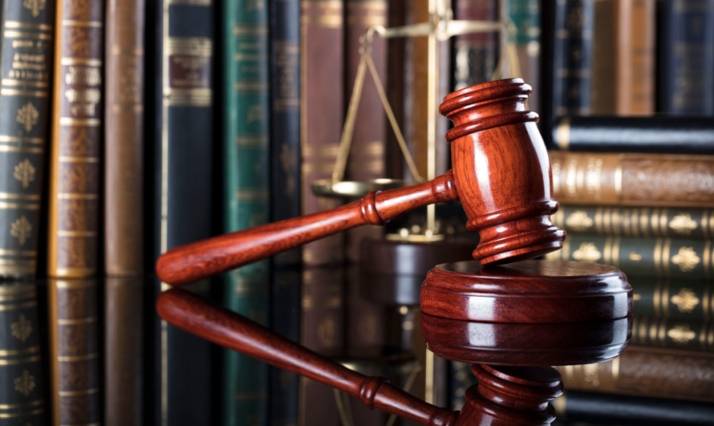 Martello da giudice poggiato sul tavolo di una biblioteca di corte