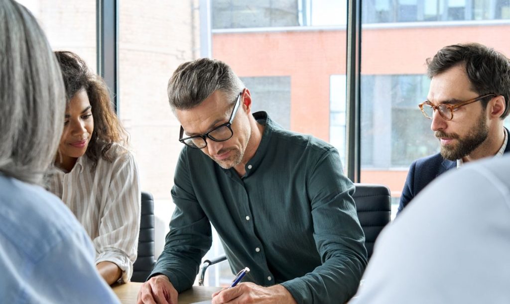 uomo che firma un mandato professionale