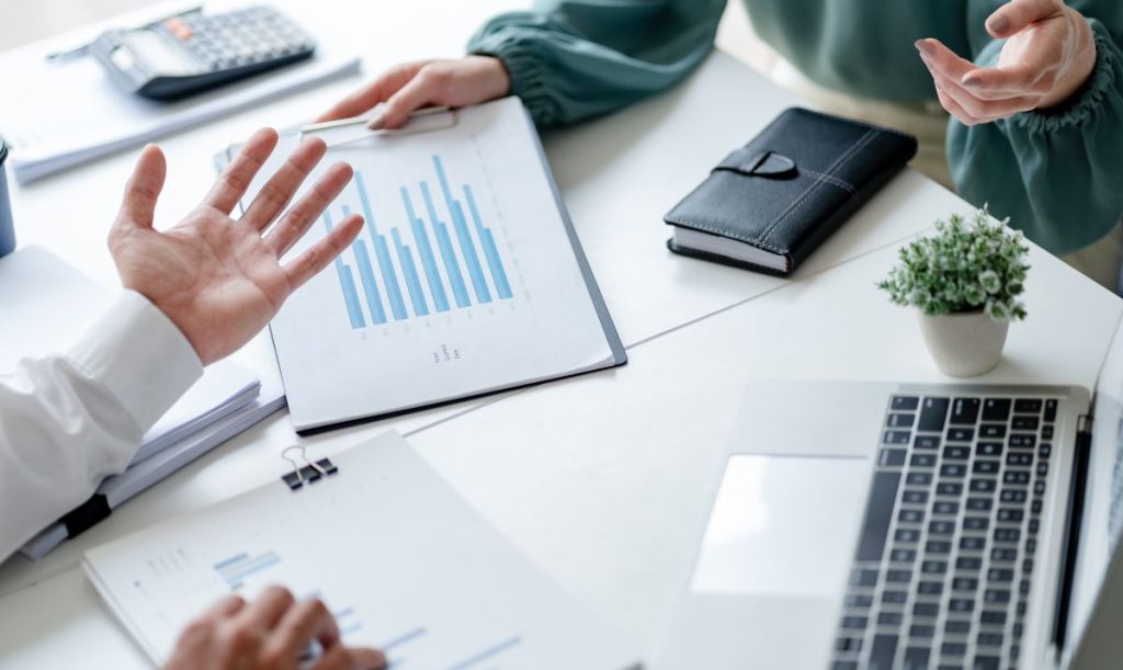 Impiegati che organizzano la gestione della fattura differita