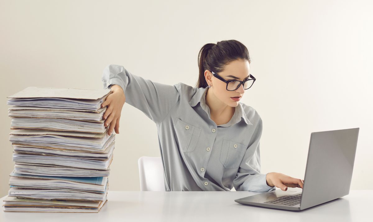 impiegata che preferisce la fatturazione elettronica alla modalità cartacea