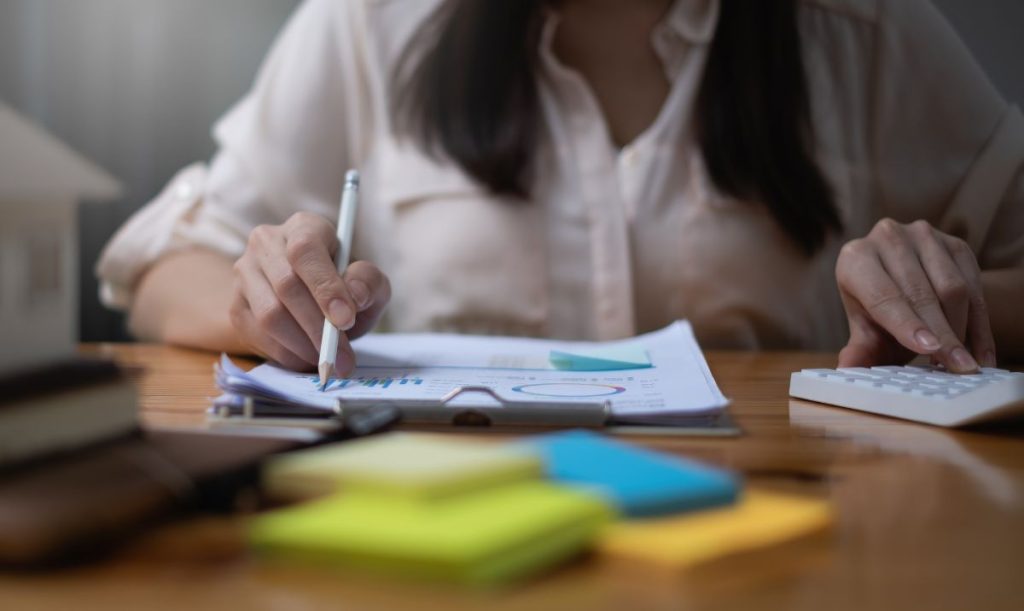 professionista che organizza le spese detraibili della sua attività