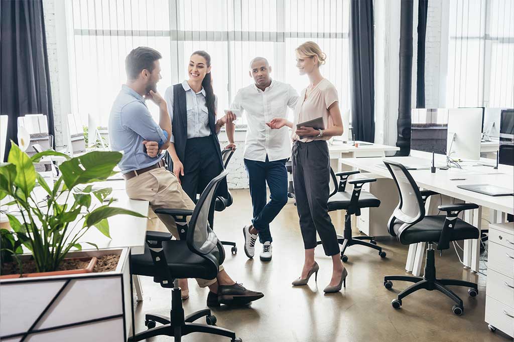 Colleghi di una media e piccola impresa si consultano sull'utilizzo di Kubik per la fatturazione elettronica del loro studio professionale