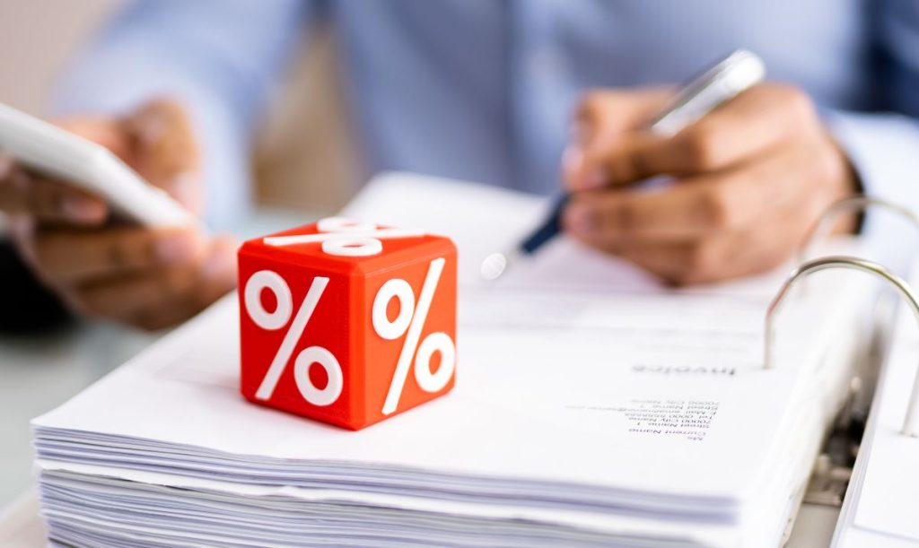 Impiegato che sta lavorando sull'acconto iva leggendo documenti