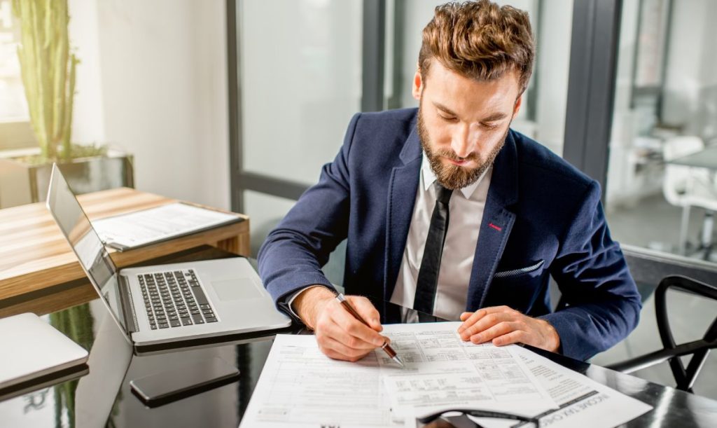 impiegato che compila modulo F24