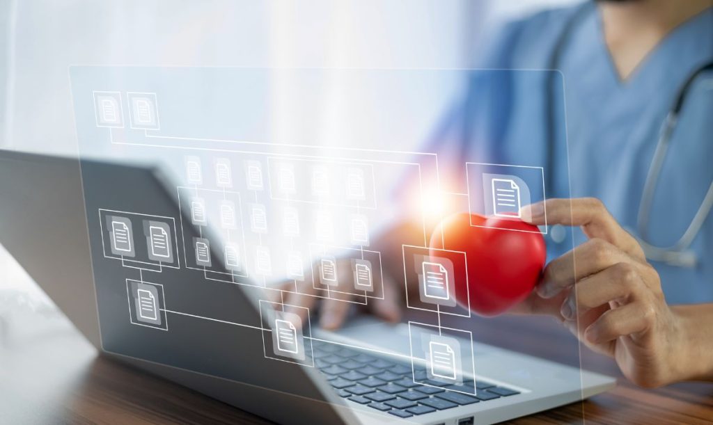 medico che sfrutta sistemi digitali per la gestione della sanità