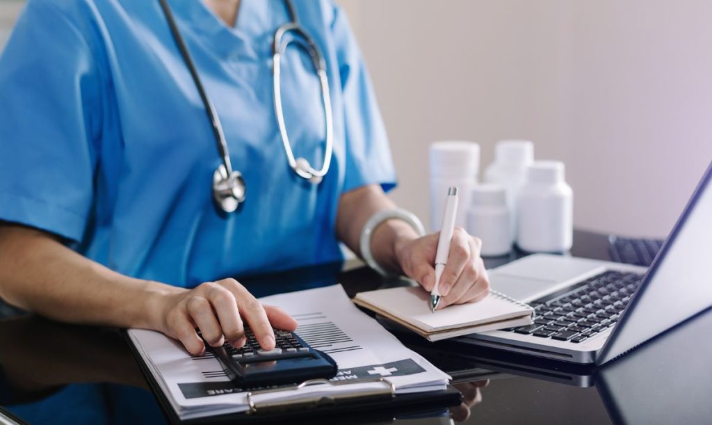 medico che gestisce le spese sanitarie