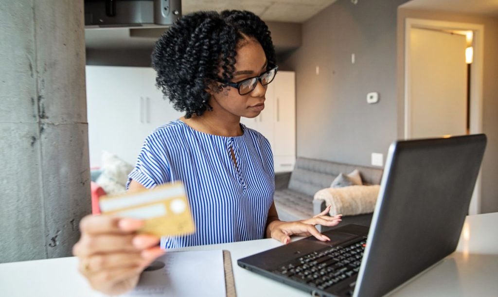 cliente che inserisce l'addebito diretto SDD su un sito