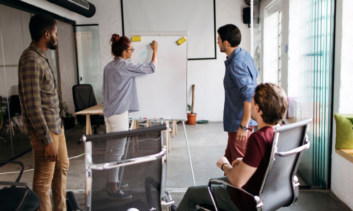 impiegati che lavorano per aprire una start up