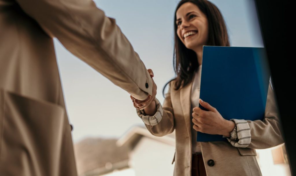 ragazza che viene assunta con partita iva