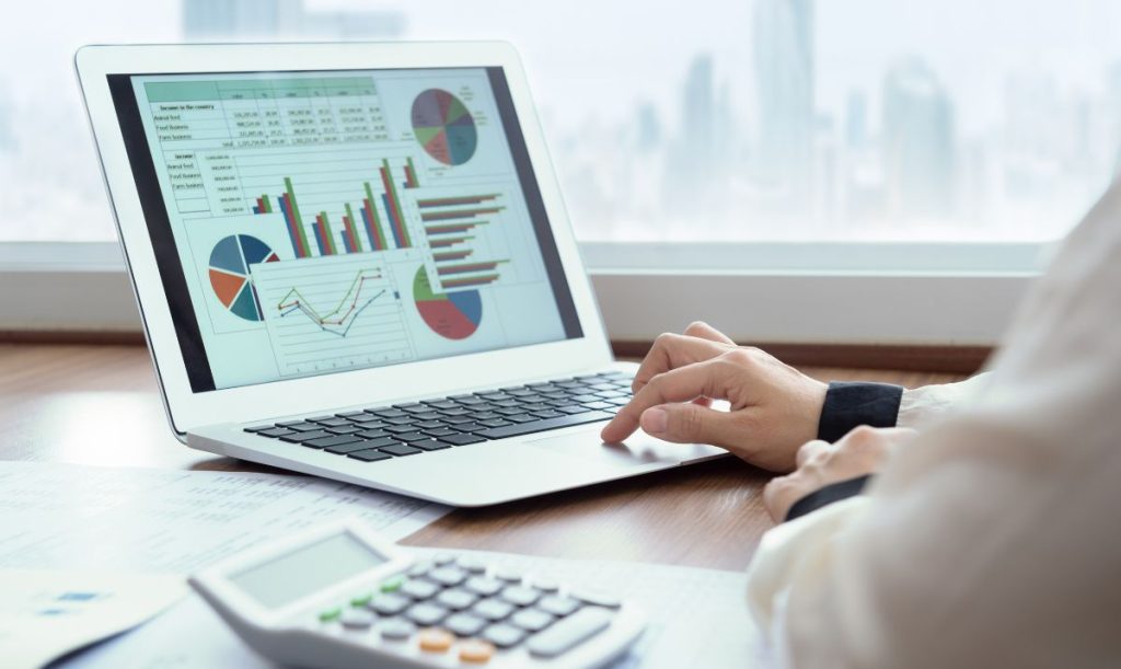 impiegata che gestisce note spese al portatile