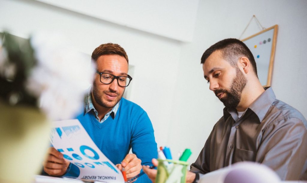 due impiegati che analizzano i costi aziendali