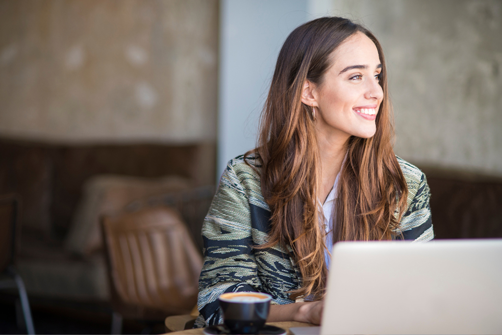 giovane ragazza davanti al pc mentre utilizza Sifirma