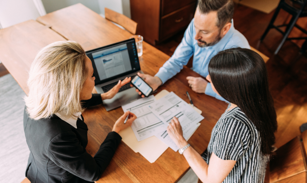 Commercialisti intorno ad un tavolo che lavorano con il gestionale di creazione del mandato professionale